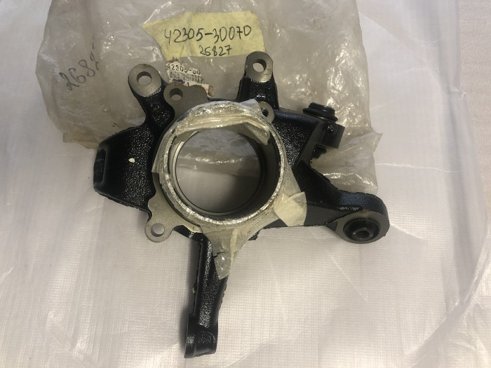 Кулак поворотный задний левый LEXUS GS 300/400/430 1998-2004 TOYOTA 4230530070