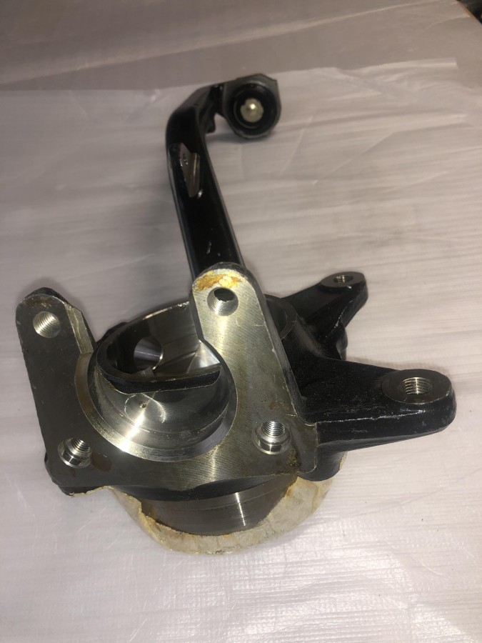 Кулак поворотный передний левый ПОД АБС TOYOTA LAND CRUISER 90 4320235071