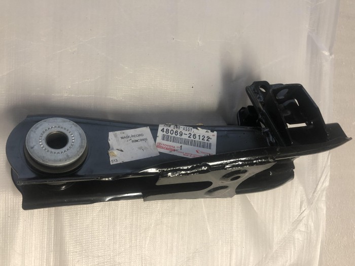 Рычаг передней подвески нижний левый TOYOTA HIACE 4806926122 4806826122