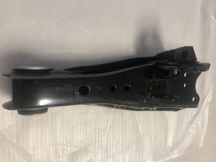 Рычаг передней подвески нижний левый TOYOTA HIACE 4806926122 4806826122