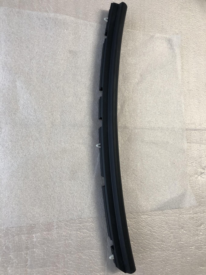 Уплотнитель капота TOYOTA Camry ACV30 5338933021