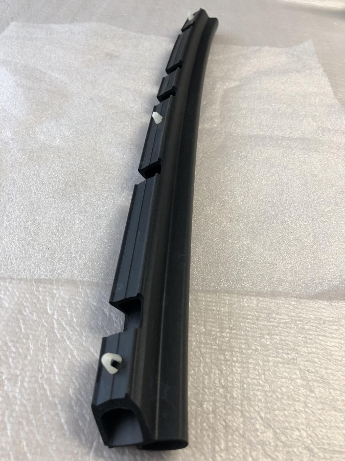 Уплотнитель капота TOYOTA Camry ACV30 5338933021