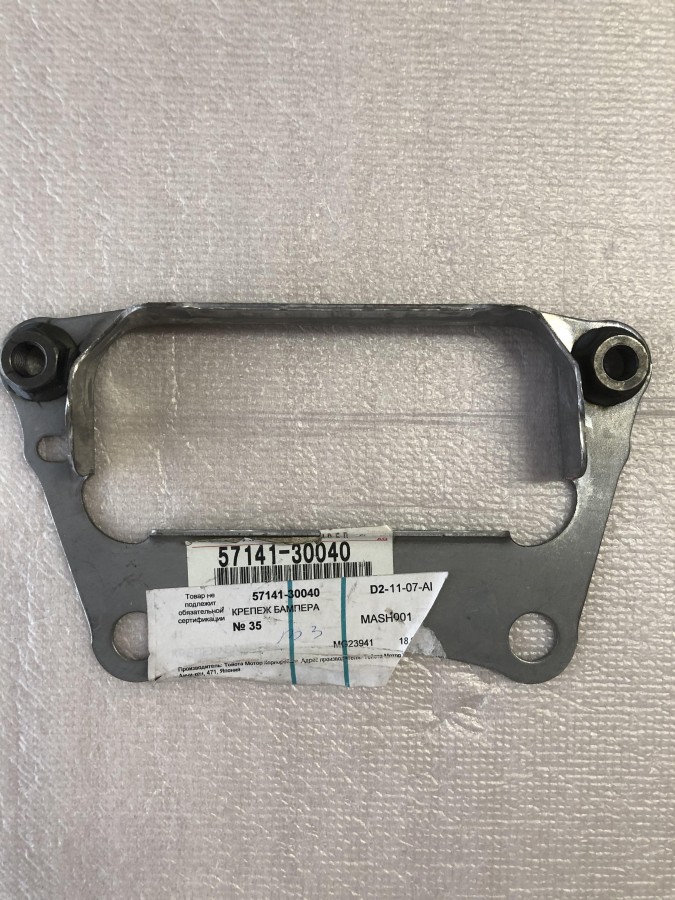 Кронштейн переднего бампера правый LEXUS GS Toyota 5714130040