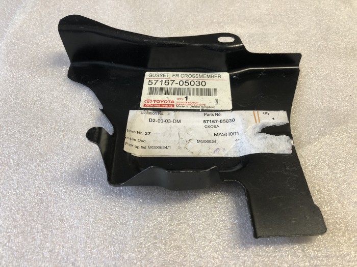 Скоба TOYOTA Avensis T250 5716705030