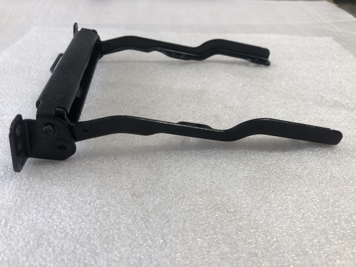 Кронштейн крышки бардачка TOYOTA Land Cruiser Prado 120 5890760070