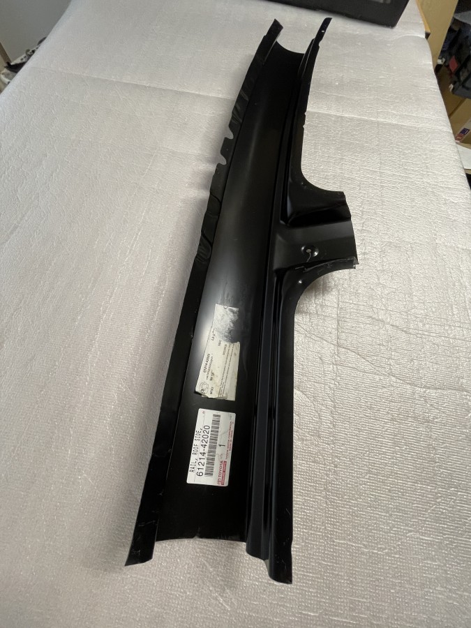 Направляющая, боковина стойки верхняя левая TOYOTA RAV4 6121442020