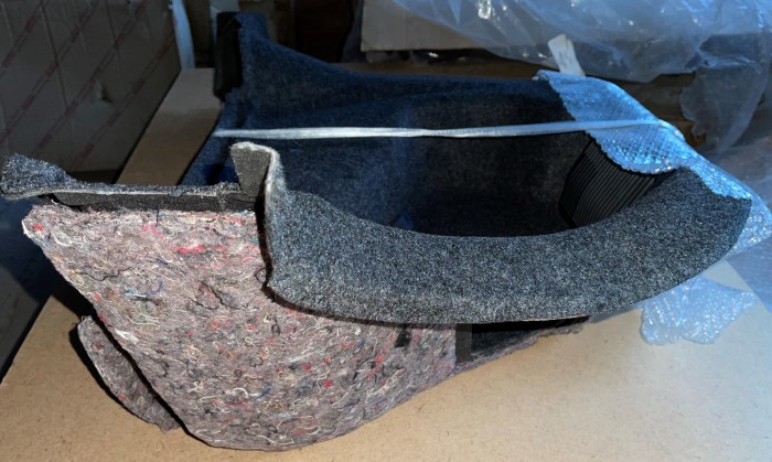 Обшивка багажника правая TOYOTA Corolla E120 6473013250C0