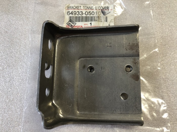 Кронштейн шторки TOYOTA Avensis T250 6493305010 новый оригинальный, в наличии на нашем складе