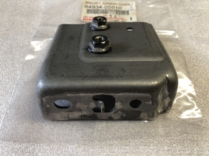 Кронштейн шторки TOYOTA Avensis T250 6493405010 новый оригинальный, в наличии на нашем складе