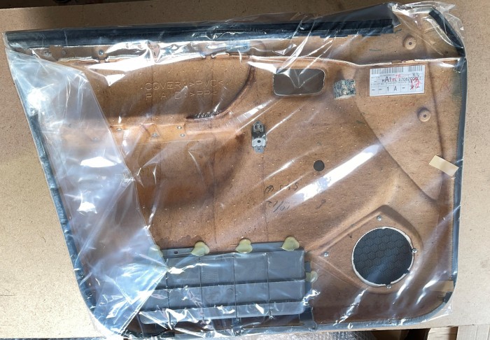 Обшивка передней правой двери TOYOTA Land Cruiser 105 6761060880B2