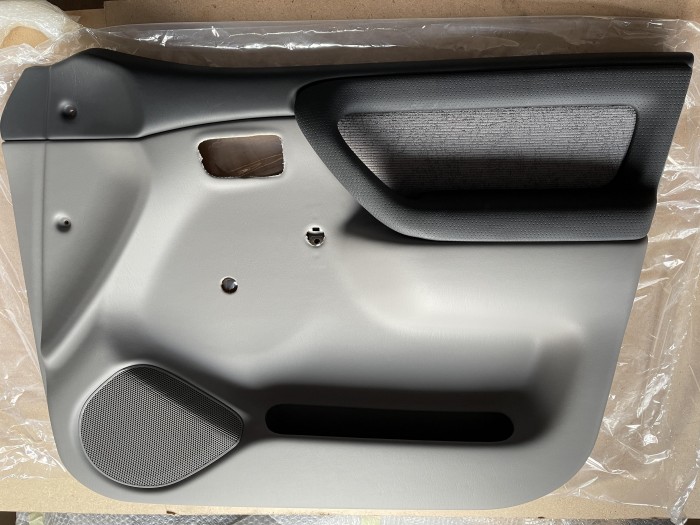 Обшивка передней правой двери TOYOTA LC105 6761060891B1