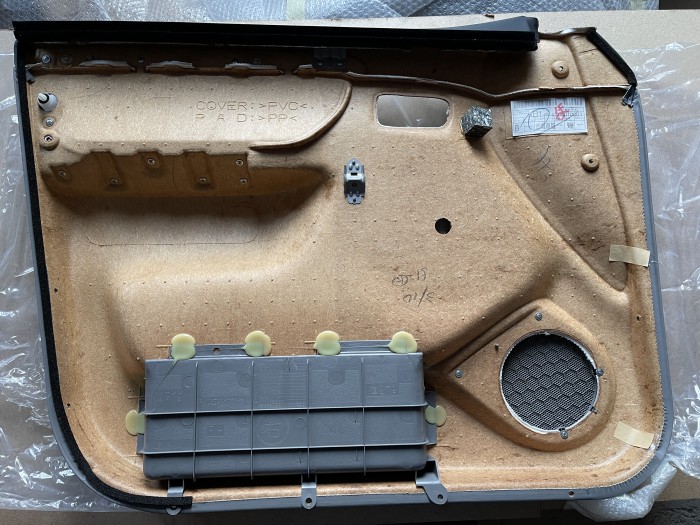 Обшивка передней правой двери TOYOTA LC105 6761060891B1