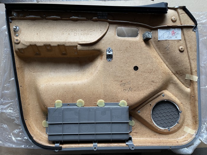 Обшивка передней правой двери TOYOTA LC105 6761060891B1