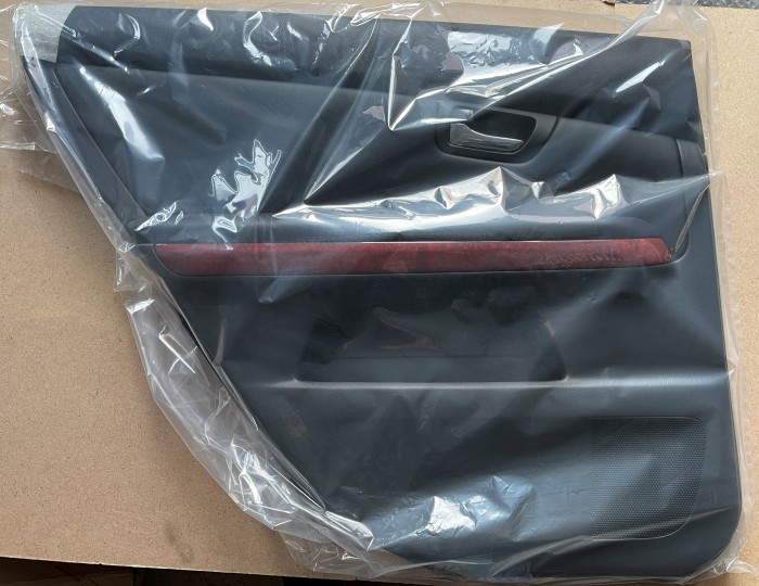Обшивка двери задней левой Lexus RX300 6764048240C1