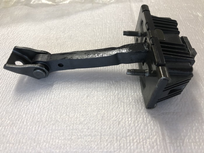 Ограничитель хода задней двери TOYOTA Avensis T25 6863005040