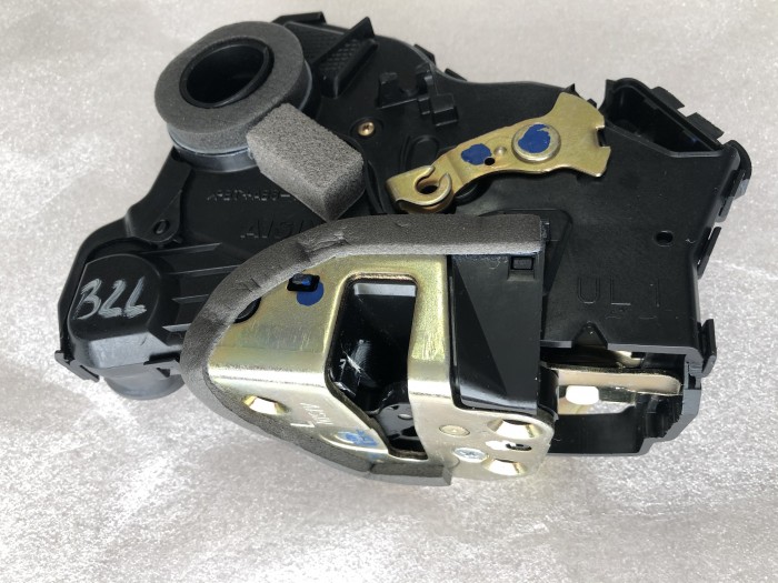 Замок передней левой двери TOYOTA COROLLA E120 6932002091