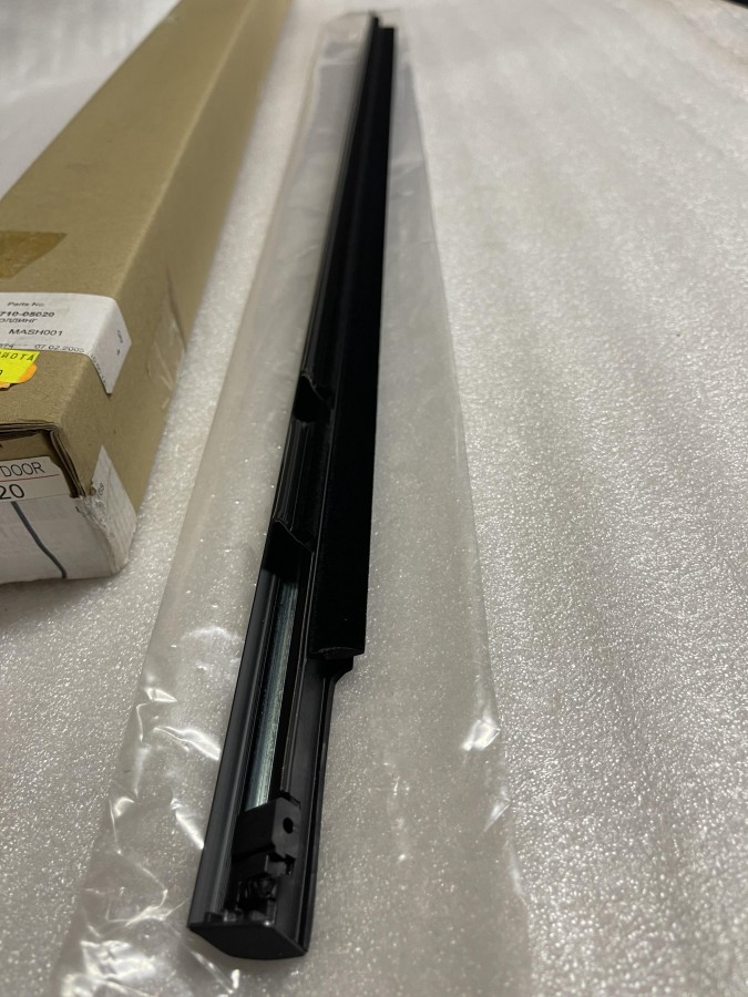 Молдинг (бархотка) окна передней правой двери TOYOTA AVENSIS AT220 7571005020