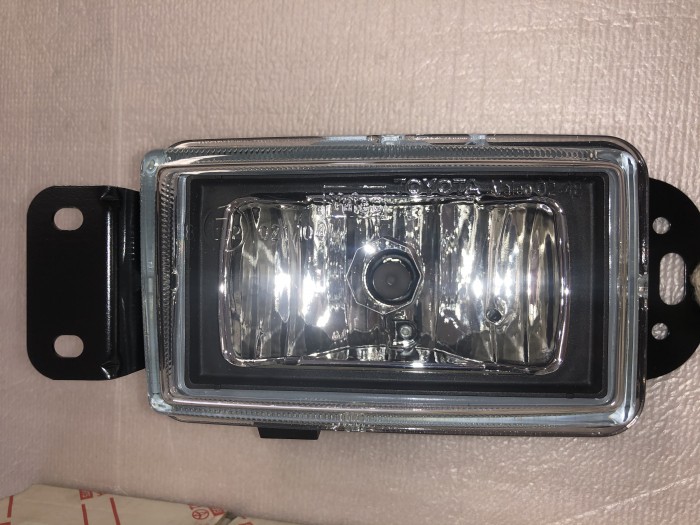 Фара противотуманная TOYOTA COROLLA 120 8122002051