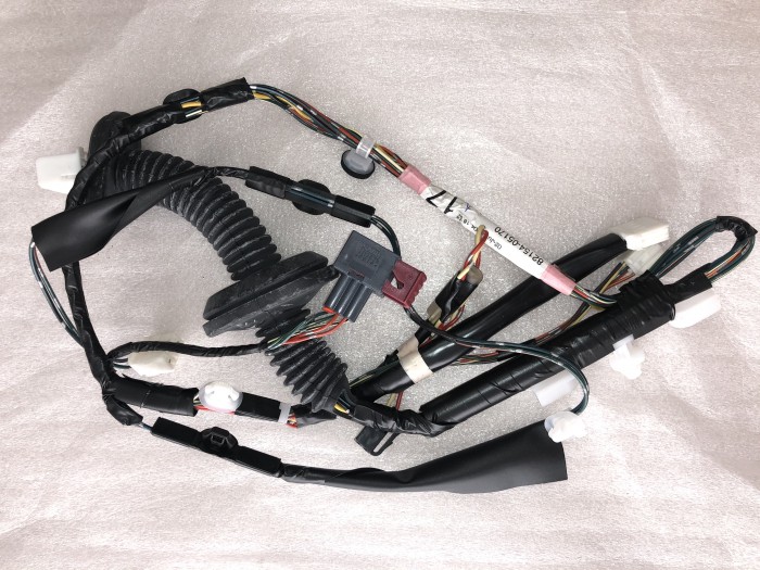 Жгут проводов задней левой двери TOYOTA  Avensis II 2003-2008 8215405170