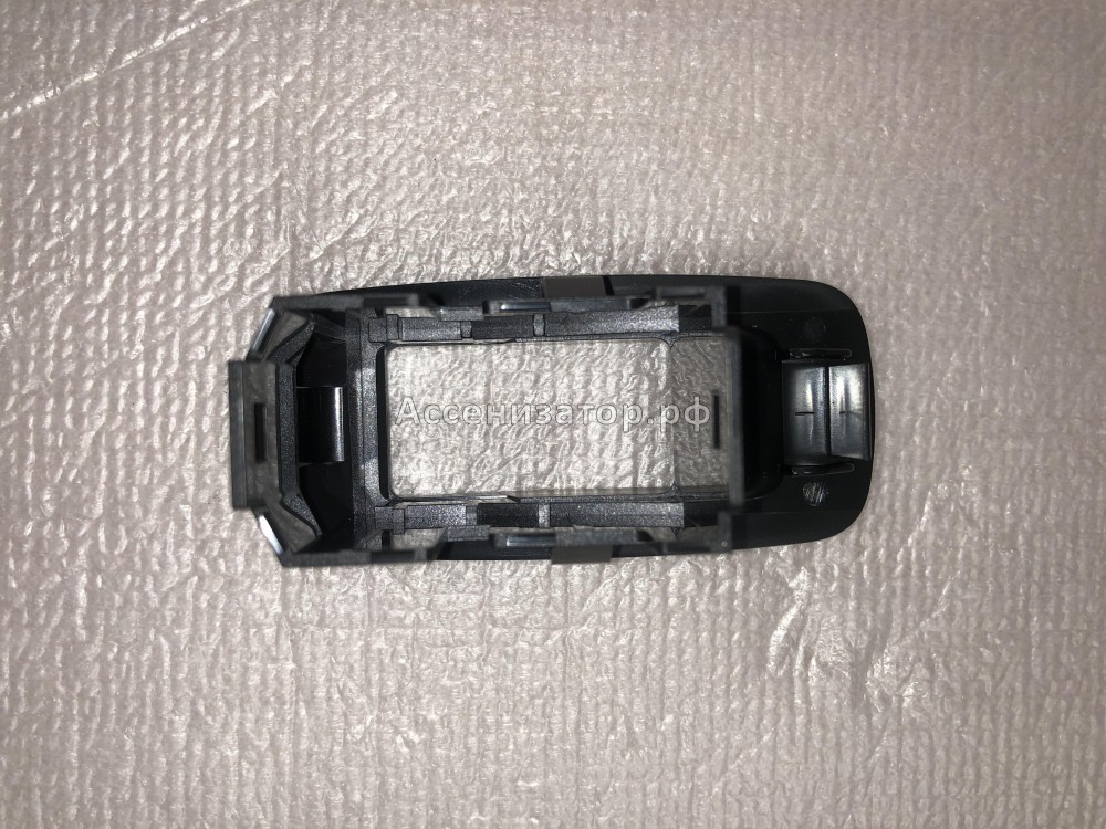 Накладка панель кнопки заднего стеклоподьемника TOYOTA COROLLA E120 2001-2006 8465602130B1