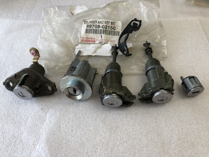 Комплект личинок  Toyota COROLLA E120 8970802150