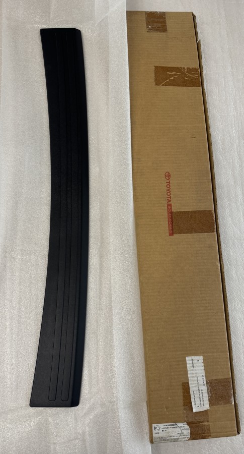 Накладка на задний бампер TOYOTA Yaris PZ415B952200